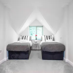  Apartment Garland Penthouse - Large 2 Bed 2 Bath Self Contained Flat United Kingdom