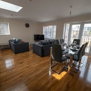  Apartment The Coach House - London Heathrow Serviced United Kingdom
